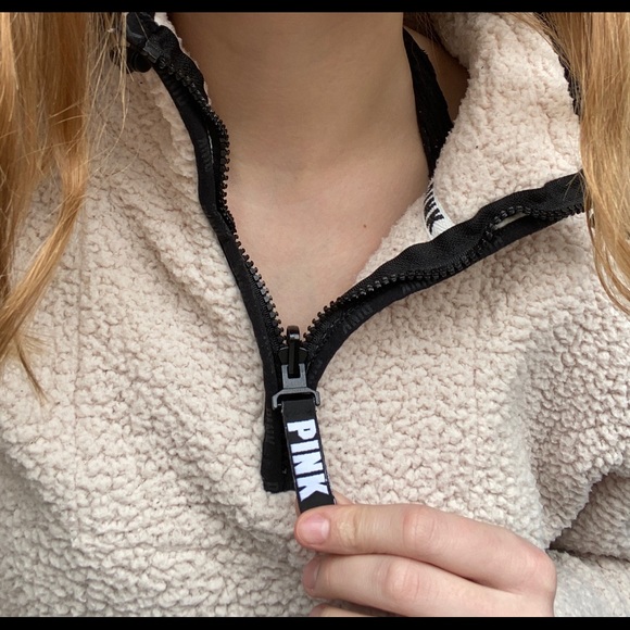 size XS super fuzzy PINK vs fleece jacket 👑❤️ - Picture 2 of 3